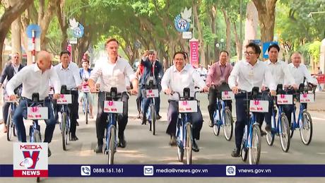 Thủ tướng Việt Nam và Thủ tướng Hà Lan đạp xe dạo phố Hà Nội