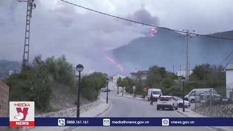 Hàng trăm người phải sơ tán do cháy rừng ở Tây Ban Nha