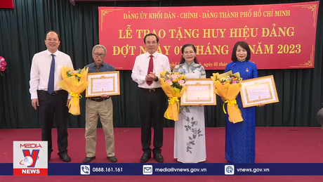 Bí thư Thành ủy TP.HCM trao Huy hiệu Đảng cho 14 đảng viên