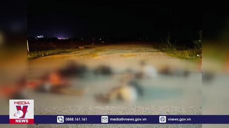 Xe máy va chạm xe đạp điện, 5 người thương vong