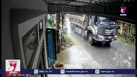 Xe chở đất sét gây ô nhiễm môi trường 