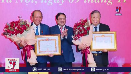 Trao Huy hiệu Đảng cho các nguyên Lãnh đạo Chính phủ 