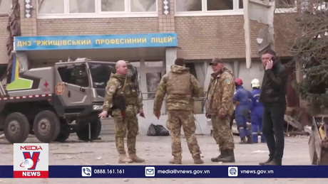 Ukraine gia hạn tình trạng thiết quân luật