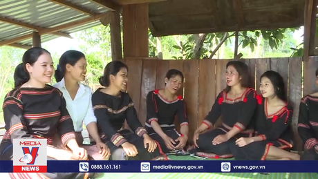 Vượt qua rào cản, phụ nữ và trẻ em dân tộc thiểu số vươn lên phát triển