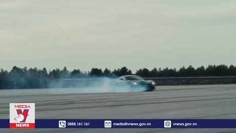 Xe chạy lùi nhanh nhất thế giới