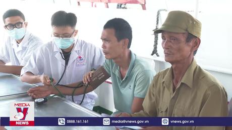 Vùng 4 Hải quân đưa ngư dân bị bệnh ngoài Trường Sa vào đất liền