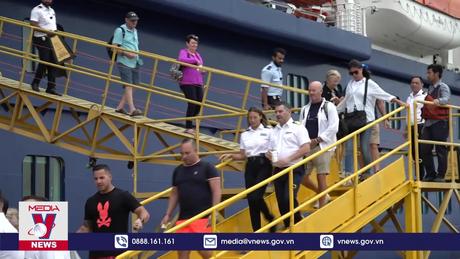 Hạ Long đón hai siêu tàu biển cùng gần 3.400 du khách