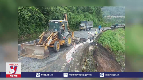 Nhiều quốc lộ qua miền Trung bị sạt lở