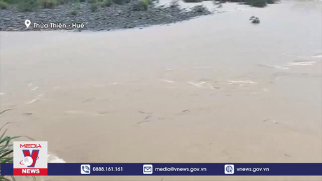 Nước lũ trên sông Hương vẫn trên báo động 3, người dân được đưa đi sơ tán