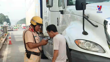 Công an TP.HCM ra quân xử lý xe khách, xe chở hàng trên quốc lộ 1