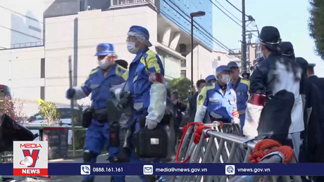 Lao xe vào cổng Đại sứ quán Israel ở Nhật Bản