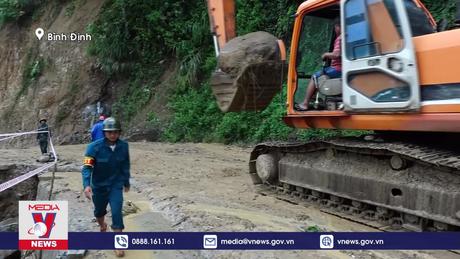 Nhiều tuyến đường tại Bình Định sạt lở khiến giao thông chia cắt