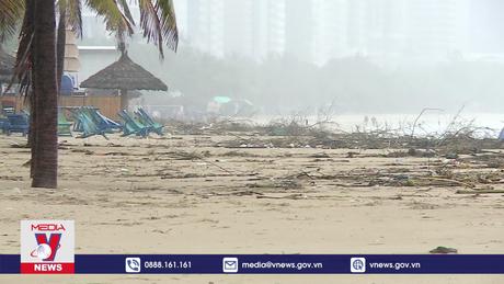 Rác ngập bãi biển du lịch Đà Nẵng sau mưa lũ