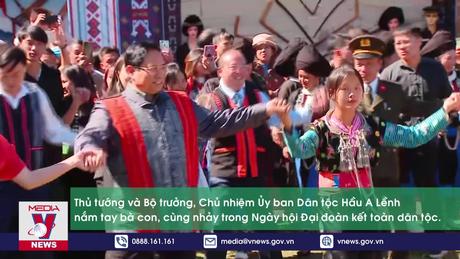 Thủ tướng nắm tay, nhảy cùng đồng bào dân tộc trong ngày hội Đại đoàn kết