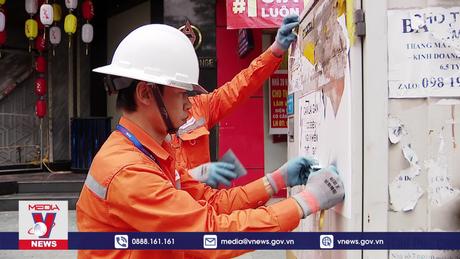 Nhức nhối tình trạng dán quảng cáo trên các thiết bị điện