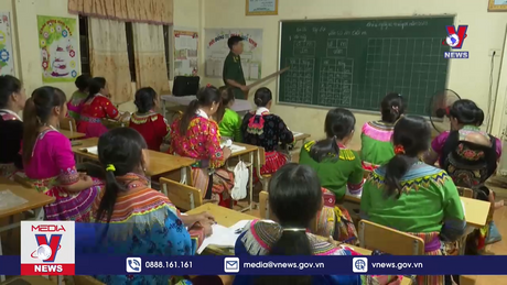 Những thầy giáo quân hàm xanh tâm huyết gieo chữ giữa đại ngàn  