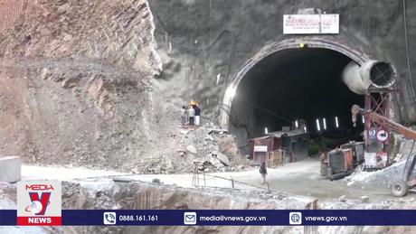 Tạo lối thoát hiểm mới trong vụ sập đường hầm Ấn Độ