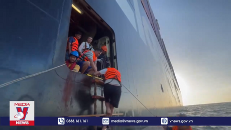 Tiếp nhận 14 thuyền viên tàu cá BĐ 98268 TS bị nạn trên biển