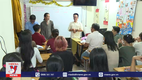 Lớp ngoại ngữ của học trò nghèo nơi cửa Phật