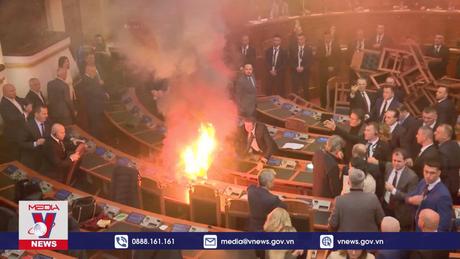 Quốc hội Albania hoãn họp vì bom khói