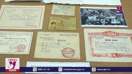 Trao trả hồ sơ và kỷ vật cho cán bộ đi B 