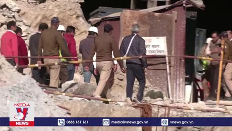 Người dân Ấn Độ nín thở chờ thông tin cứu hộ