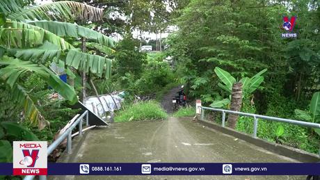 Cầu xây xong nằm chờ đường suốt gần 4 năm qua