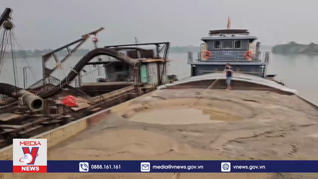 Bắt 2 tàu khai thác cát trái phép trên sông Hồng