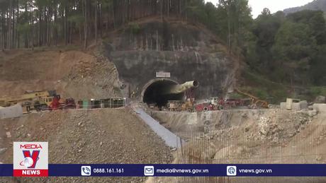 Ấn Độ khoan thẳng đứng ở vị trí sập hầm