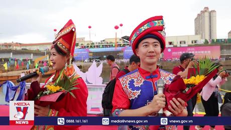 Độc đáo màn hát đối trên sông biên giới