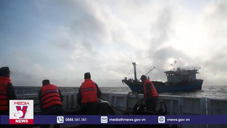 Lai kéo tàu cá ngư dân bị nạn trên biển vào bờ an toàn