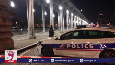 Tấn công bằng dao tại tháp Eiffel ở Paris