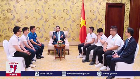 Thủ tướng gặp Nhóm sinh viên Việt Nam đạt giải tại COP28