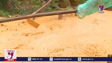 Sạt lở núi gây ách tắc tại Quảng Bình