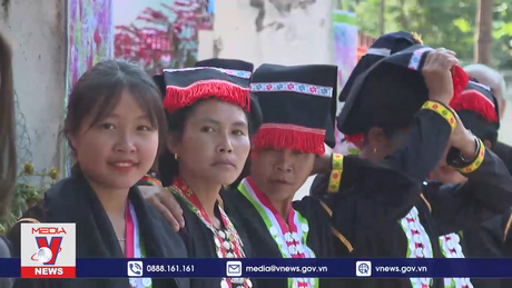 Đồng bào Cống xã biên giới Pa Thơm đón Tết hoa mào gà