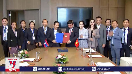 Trao quà của Quốc hội Việt Nam tặng Quốc hội Lào