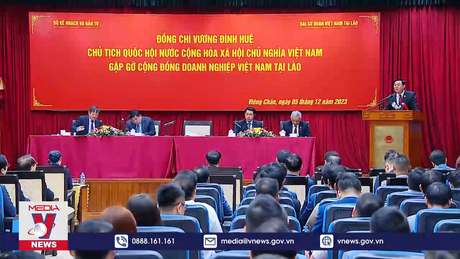 Chủ tịch Quốc hội gặp cộng đồng doanh nghiệp Việt Nam tại Lào