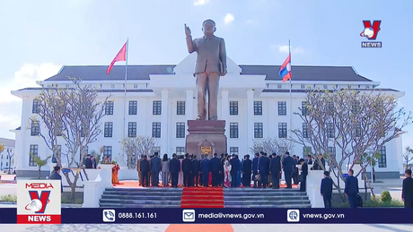 Chủ tịch Quốc hội thăm Học viện Chính trị Công an Lào 