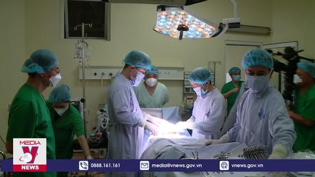 Cứu sống song thai ở người mẹ tái phát ung thư