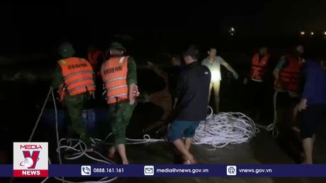 Hỗ trợ, ứng cứu 2 tàu cá mắc cạn, bị chìm tại cửa biển Nhật Lệ