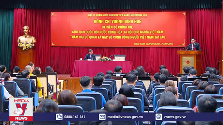 Chủ tịch Quốc hội gặp cộng đồng người Việt Nam tại Lào