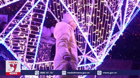 Người dân nhiều nước rộn ràng chuẩn bị cho Giáng sinh