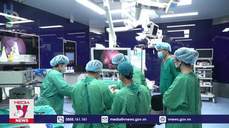 Việt Nam thành công mổ nội soi một lỗ u nang ống một chủ