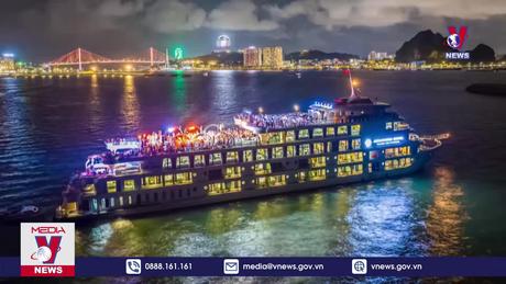 Nghe giao hưởng trên du thuyền giữa vịnh Hạ Long 