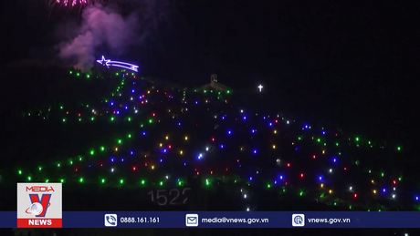 Italy thắp sáng cây thông Noel lớn nhất thế giới