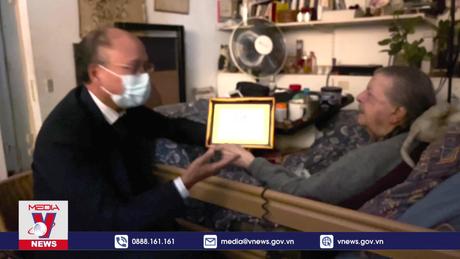 Trao quà lưu niệm tới bà Madeleine Riffaud