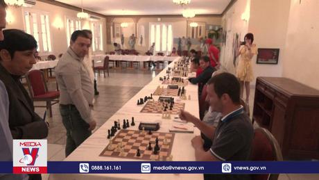 Đại kiện tướng cờ vua Cuba chơi 32 trận cùng lúc