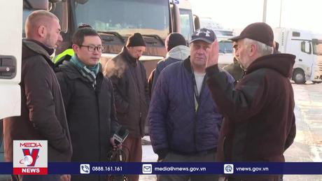 Hàng dài xe tải vẫn mắc kẹt ở biên giới Ba Lan - Ukraine