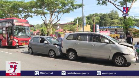 Va chạm liên hoàn giữa 5 xe ô tô