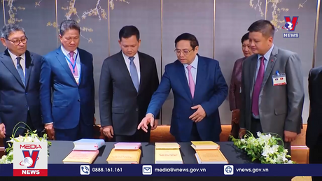 Thủ tướng Phạm Minh Chính tặng sách Thủ tướng Campuchia